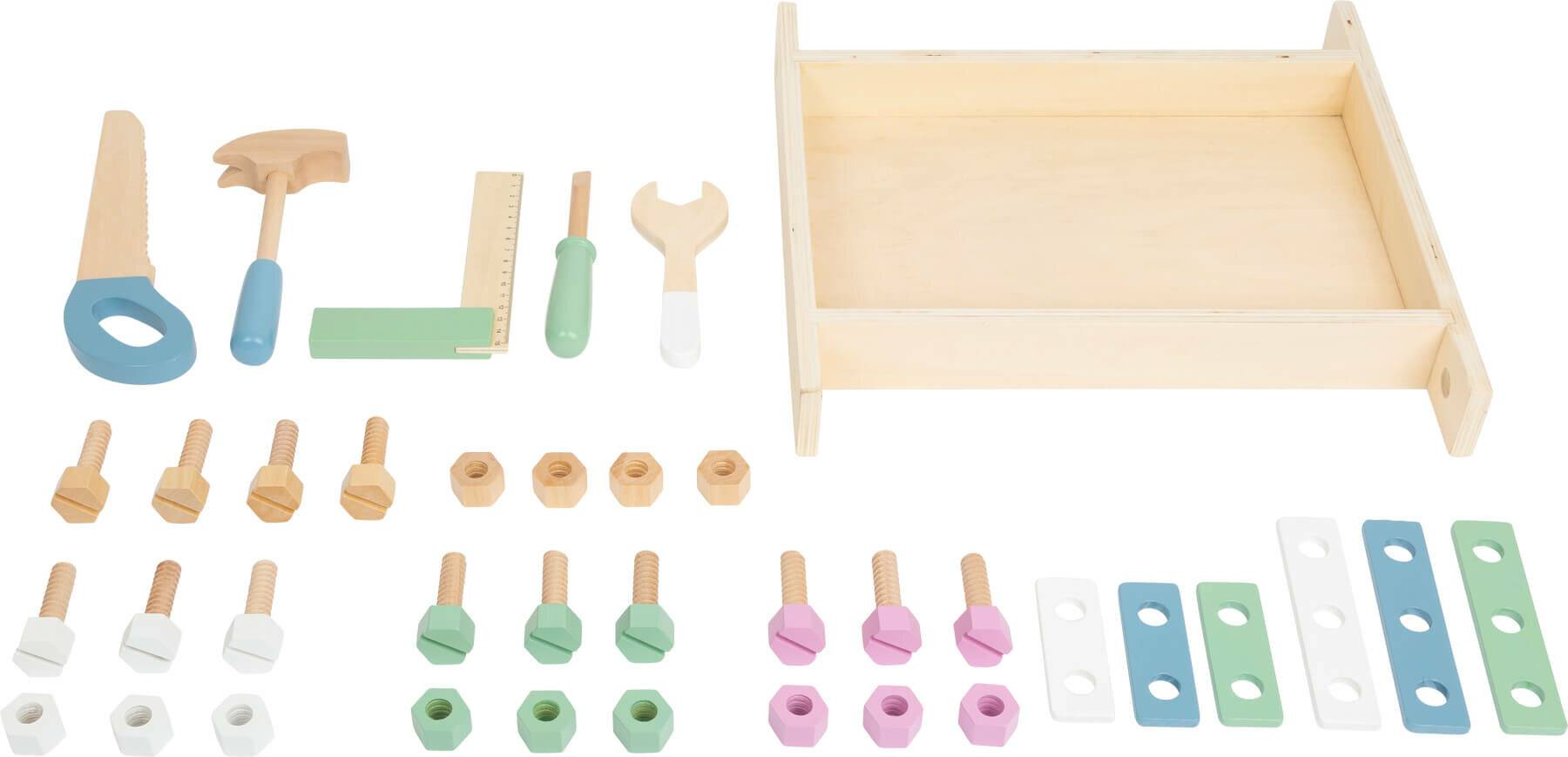 Ein Holzspielzeug-Konstruktionsset mit einer kleinen Box, Schrauben, Muttern, einem Lineal und zwei Werkzeugen, alle aus Holz in natürlichen und Pastellfarben.