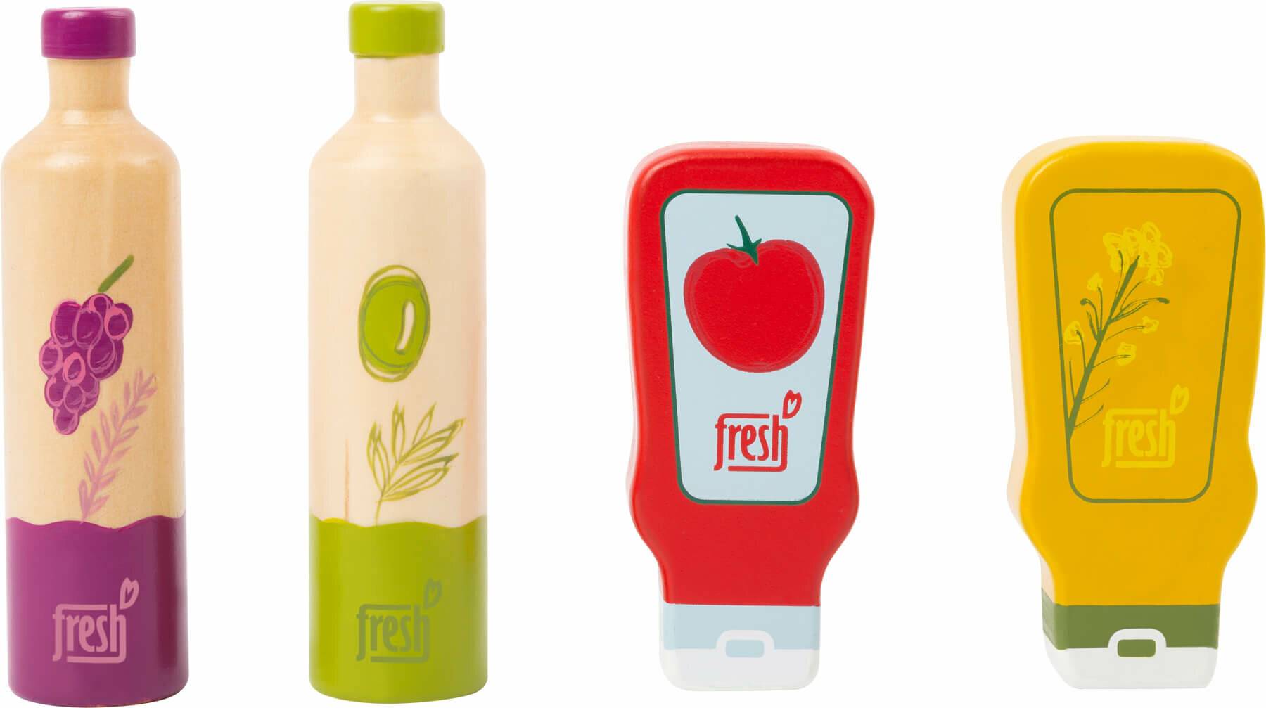 Ein Holzspielzeugset, das eine Flasche Olivenöl und eine Ketchupflasche nebeneinander darstellt.