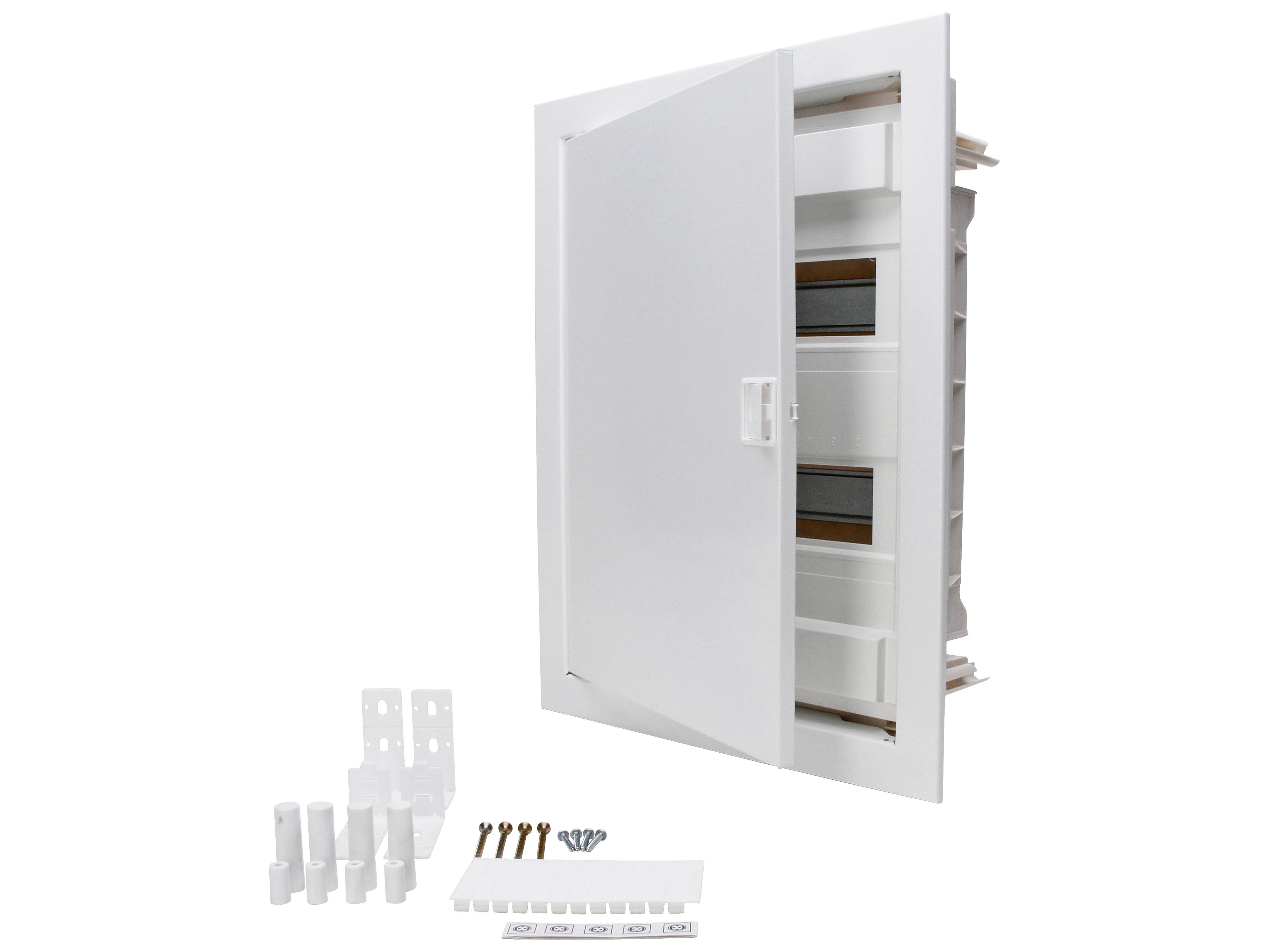 Eine weiße Metallwandgehäuse mit offener Tür, die drei große Fächer im Inneren zeigt. Zubehör und Schrauben sind unten dargestellt.