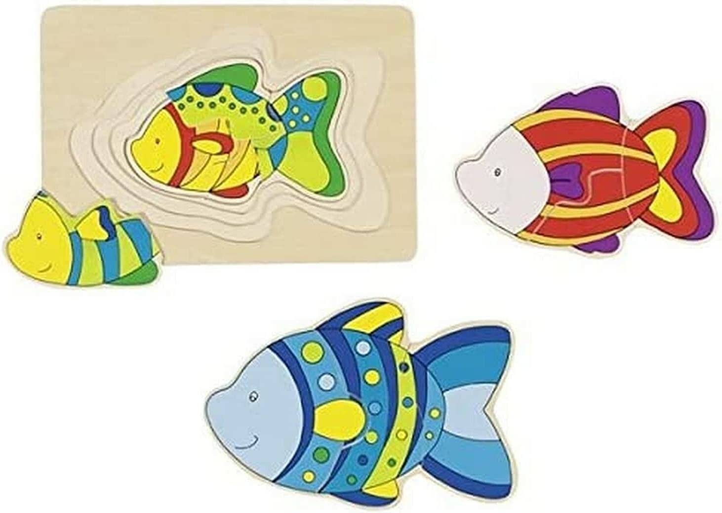 Bunte fischförmige Puzzleteile auf einem Holzbrett, angeordnet, um in eine Fischsilhouette zu passen.