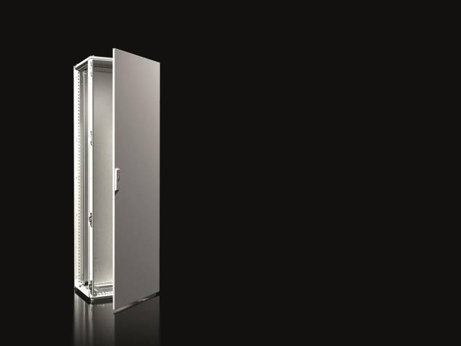 Ein großes, offenes Serverschrank gegen einen schwarzen Hintergrund, mit leeren Regalen und einem Schließmechanismus an der Tür.