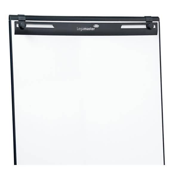 Leeres Flipchart-Stativ mit weißem Papierblock und schwarzer Kopfleiste mit der Aufschrift „Legamaster
