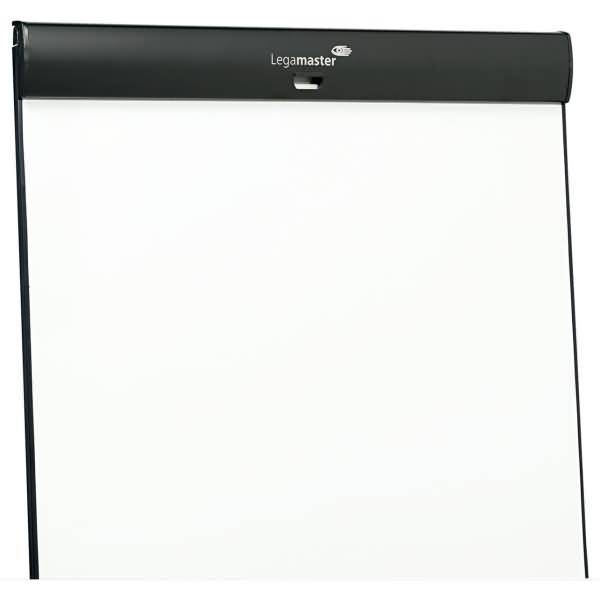 Leeres Legamaster Flipchart-Blatt auf Ständer mit schwarzer Kopfleiste, Vorderansicht vor weißem Hintergrund.