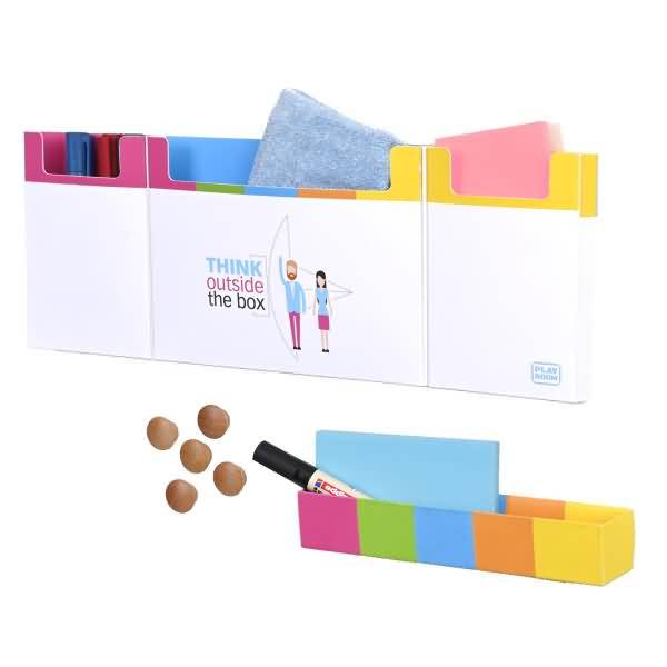 Bunte Kartonorganisierbox mit Fächern, die Stifte und Notizen enthält, mit dem Aufdruck „Think outside the box