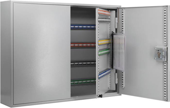 Offener Elektroschaltschrank mit Reihen von Klemmenleisten und Verdrahtung im Inneren, dargestellt mit geöffneter Frontür.