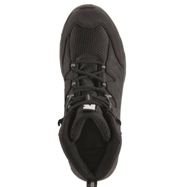 Schwarzer Sportschuh von oben auf weißem Hintergrund betrachtet, mit sichtbaren Schnürsenkeln und gepolstertem Knöchelkragen.