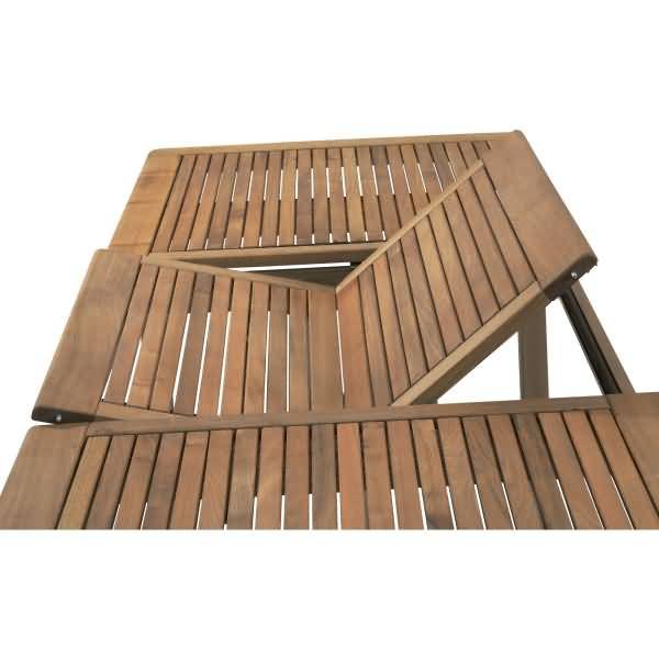 Holztisch für den Außenbereich mit geometrischem, eckigem Ausschnittdesign und Lamellenbrett, von oben auf weißem Hintergrund betrachtet.