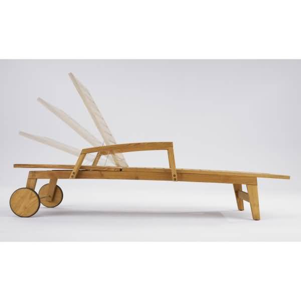 Holzprototyp eines Rollstuhls oder Wagens mit einem langem bankartigen Rahmen und geneigten durchsichtigen Rückenlehnen auf einem weißen Hintergrund.