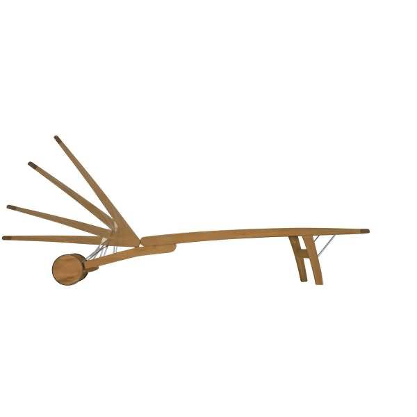 Holzmassage- oder Behandlungstisch mit verstellbarer, lamellierter Rückenlehne, die an einem Ende erhöht ist, und einem runden Stützrad darunter.
