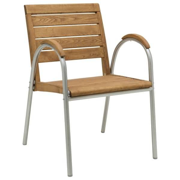 Holzstuhl für den Außenbereich mit Lamellenlehne und Sitz, gebogene silberfarbene Metallarmlehnen und Beine, auf weißem Hintergrund gezeigt.
