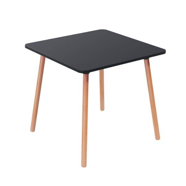 Kleiner quadratischer schwarzer Tisch mit vier hellen Holzbeinen auf weißem Hintergrund.