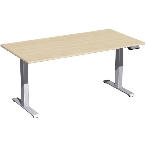 Ein höhenverstellbarer Schreibtisch mit einer hellholzfarbigen Tischplatte und silbernen Metallbeinen, gezeigt in einer sauberen Produktansicht.