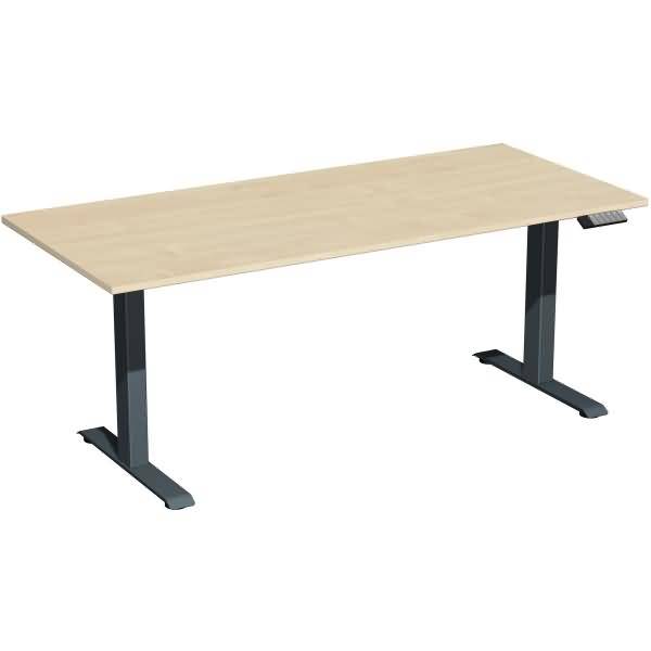 Rechteckiger Stehschreibtisch aus hellem Holz mit dunklen Metall-T-Beinen und einer Handkurbel auf der rechten Seite.