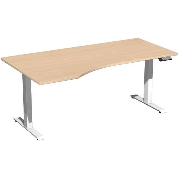 Helles Holz-Schreibtisch mit geschwungener Vorderkante und silbernen Metallbeinen auf weißem Hintergrund.