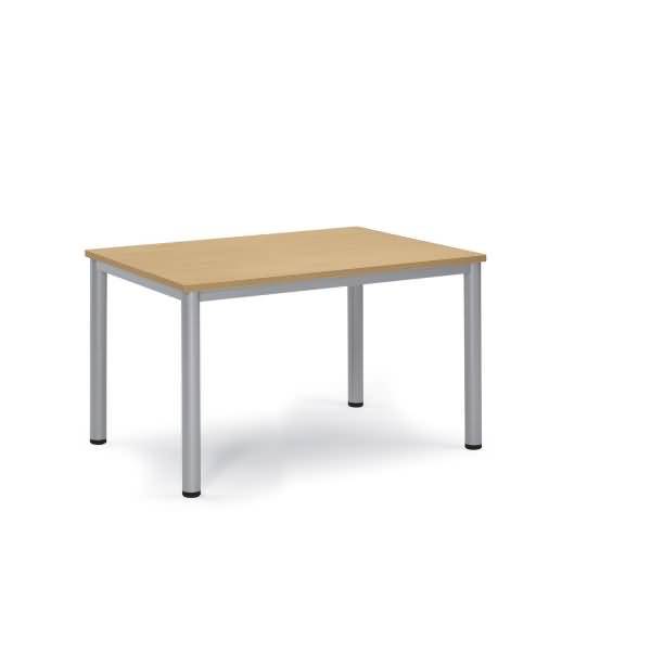 Einfacher rechteckiger Tisch mit einer hellen Holzplatte und grauen Metallbeinen auf weißem Hintergrund.