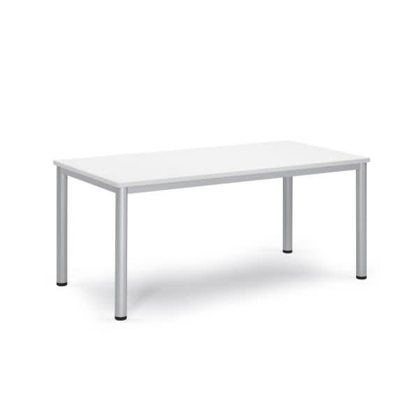 Minimalistischer weißer rechteckiger Tisch mit vier silbernen Beinen auf neutralem Hintergrund.