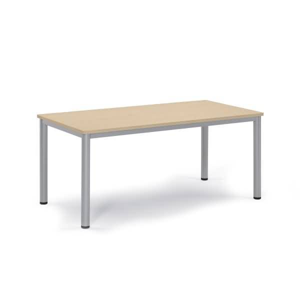 Einfacher rechteckiger Bürotisch mit beigem Tischplatte und vier grauen Metallbeinen auf weißem Hintergrund.
