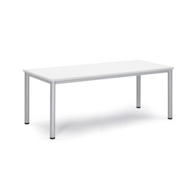 Rechteckiger weißer Tisch mit silbernen Metallbeinen auf neutralem Hintergrund.