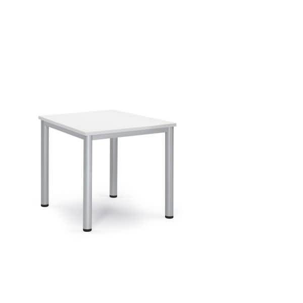 Weißer quadratischer Tisch mit vier silbernen Metallbeinen auf einfachem weißem Hintergrund.