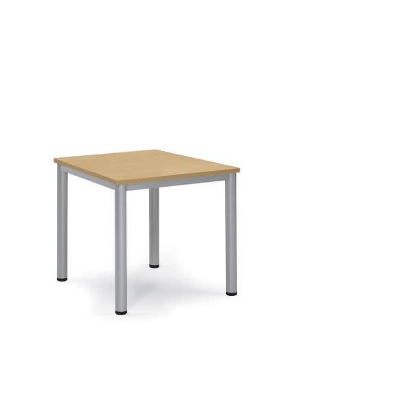 Kleiner quadratischer Tisch mit hellem Holztablett und silbernen Metallbeinen auf weißem Hintergrund.