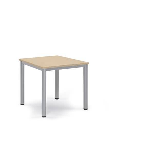 Kleiner quadratischer Tisch mit einer Tischplatte aus hellem Holz und vier silbernen Metallbeinen auf weißem Hintergrund.