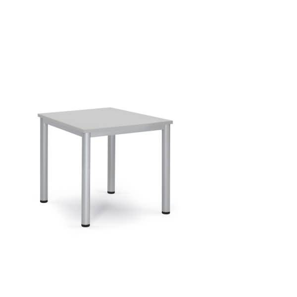 Kleiner quadratischer grauer Tisch mit vier Metallbeinen auf weißem Hintergrund