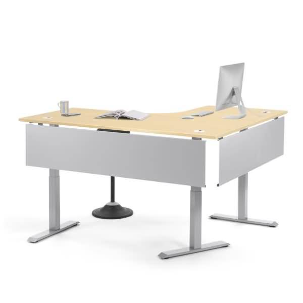 Moderner Büroschreibtisch mit hellem Holzplatte, Sichtschutzblende, Monitorständer, Buch und Tasse auf weißem Hintergrund.