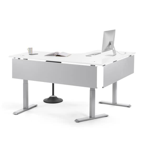 Moderner weißer Bürotisch mit Metallbeinen, Computermonitor, aufgeschlagenem Buch und Tasse auf sauberer weißer Oberfläche.