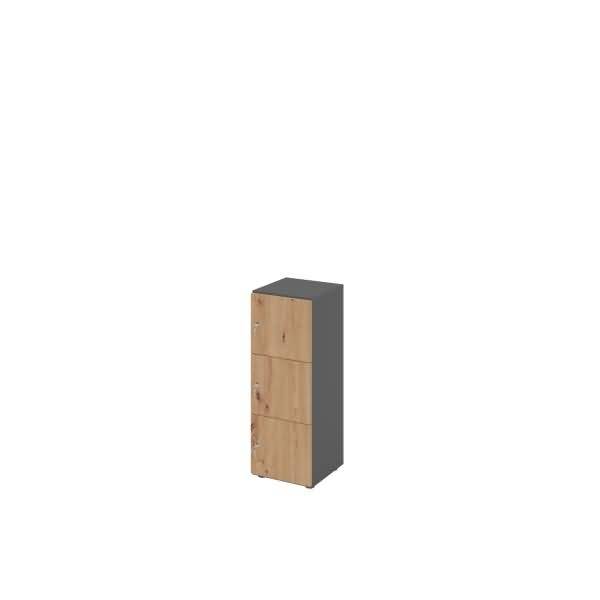 Hoher schmaler grauer Schrank mit drei Holzfronttüren auf weißem Hintergrund.