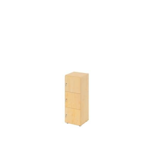 Hoher heller Holzschrank mit drei Fronttüren auf weißem Hintergrund.