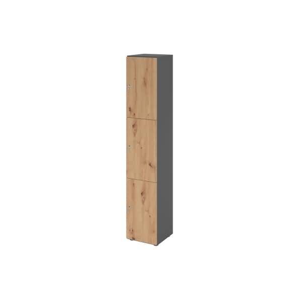 Hoher, schmaler Holzlagerschrank mit drei vorderen Türen und einem dunkelgrauen Seitenpanel auf weißem Hintergrund
