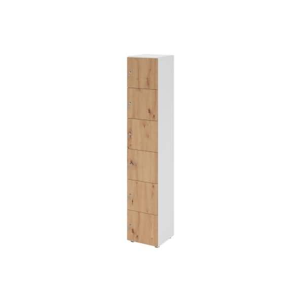 Hoher schmaler weißer Schrank mit sechs Holzfronttüren auf weißem Hintergrund.