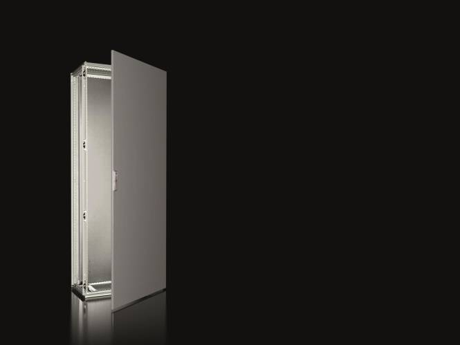 Ein Metallschrank mit offener Tür vor schwarzem Hintergrund, der ein leeres Inneres zeigt, das für elektronische Geräte oder Serverausrüstung geeignet ist.