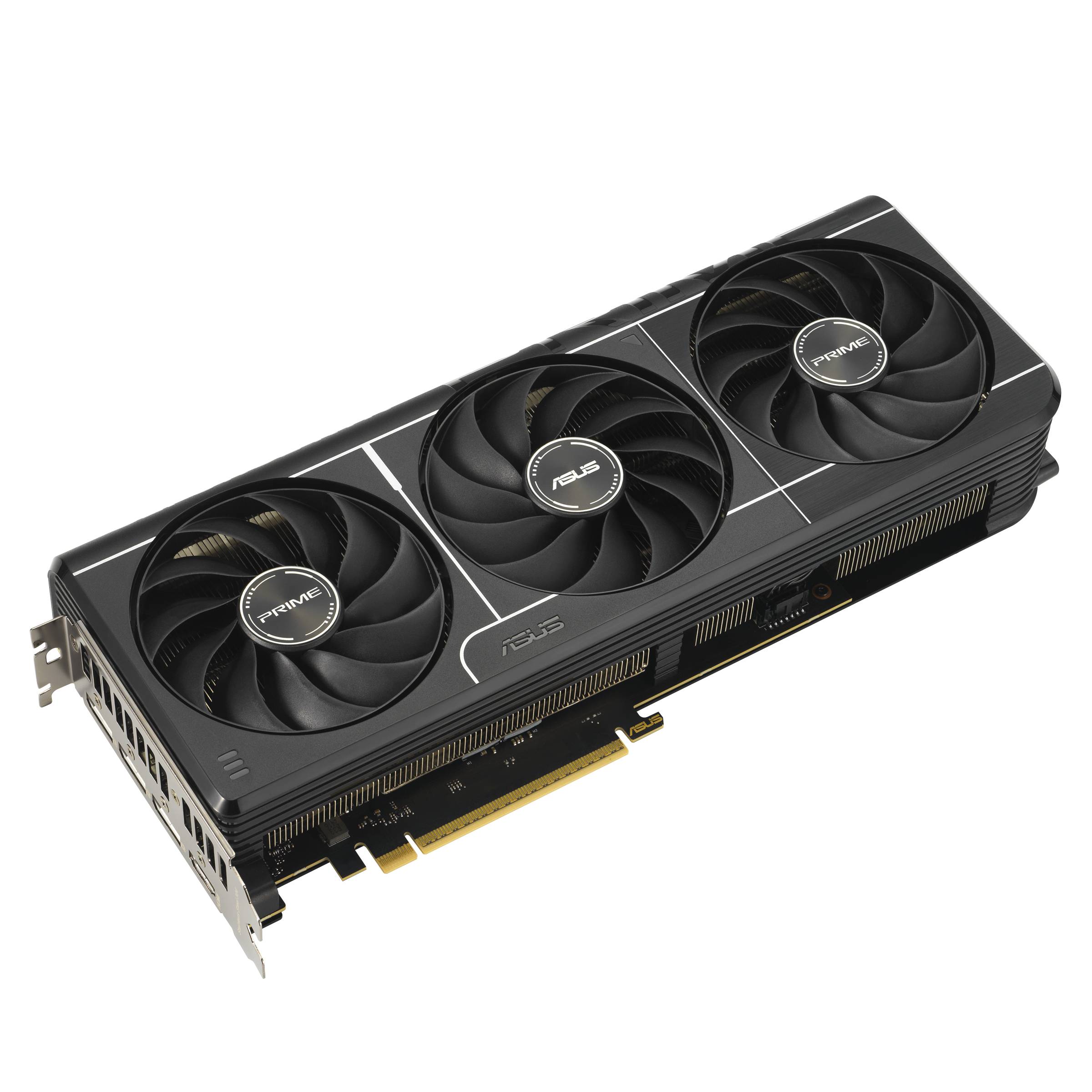 ASUS Grafikkarte mit drei Lüftern auf schwarzem Hintergrund, in einem Winkel positioniert, um die Kühlungslüfter und den goldenen PCIe-Anschluss zu zeigen.