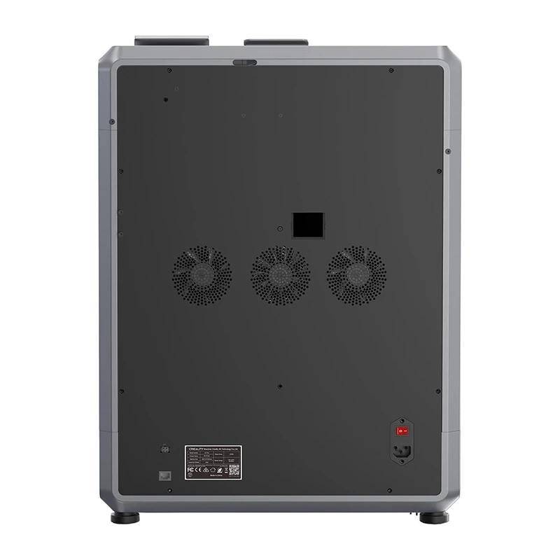 Rückansicht eines großen rechteckigen elektronischen Geräts mit Lüftungsöffnungen, einem Netzschalter und einem Etikett mit Spezifikationen am unteren Rand.