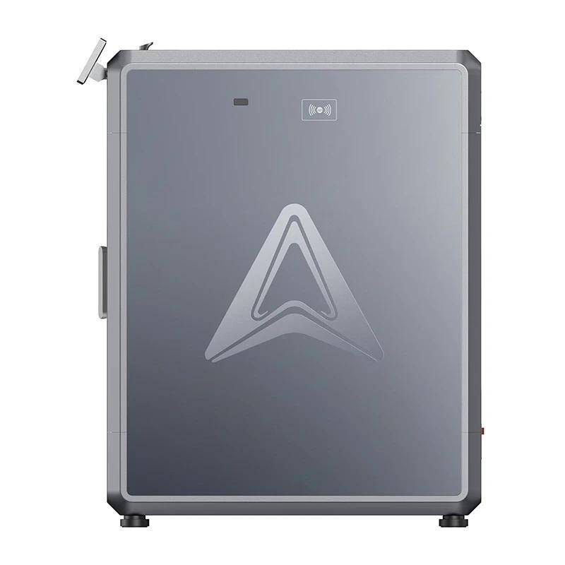 Ein grauer rechteckiger elektronischer Apparat mit einem dreieckigen Logo auf der Vorderseite und einem WLAN-Symbol darüber, was möglicherweise auf Konnektivitätsfunktionen hinweist.