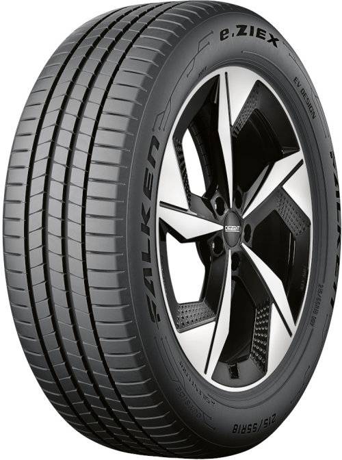 Ein Autoreifen mit einem markanten Profilmuster und einem Fünfspeichen-Alufelgendesign, mit der Marke 'Falken', was die Eignung für Elektrofahrzeuge signalisiert.
