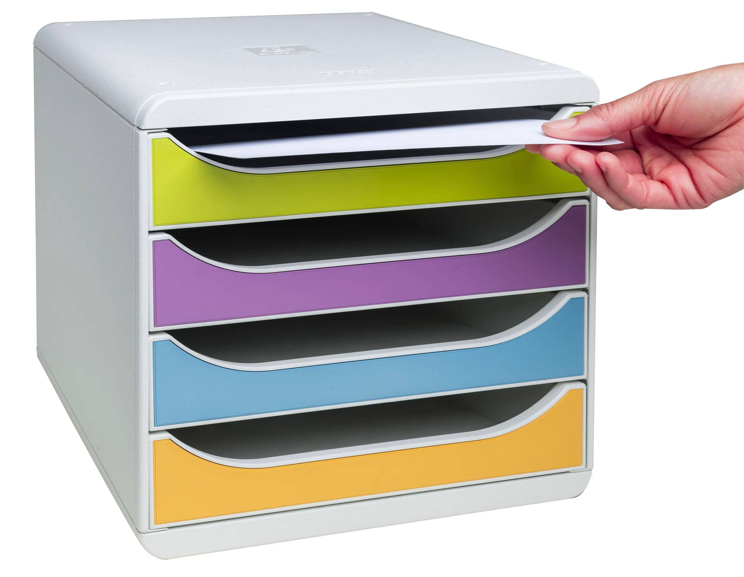 Eine dunkelrote Kunststoffkiste mit einem Griffloch in der Mitte, geeignet zur Lagerung oder zum Transport.