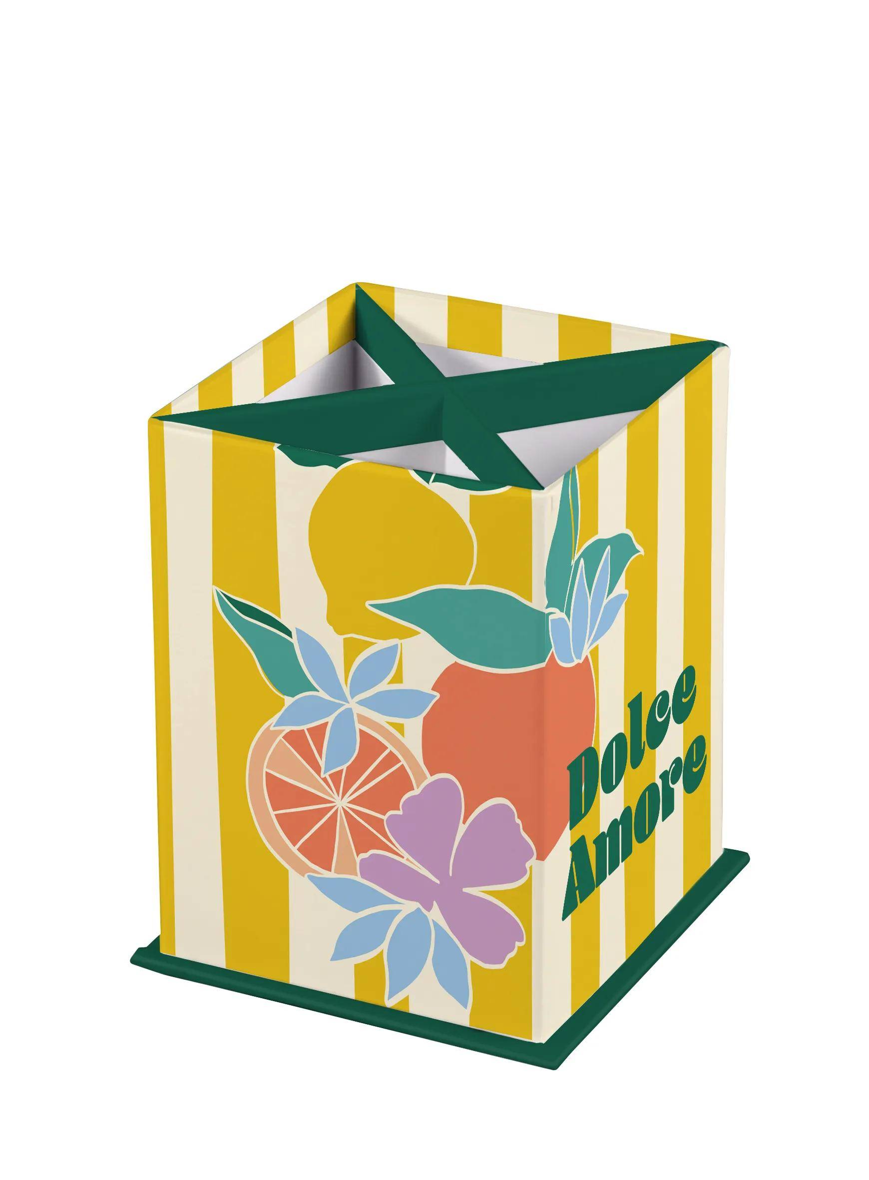 Eine gestreifte Schachtel mit Obstillustrationen und dem Text „Dolce Amore