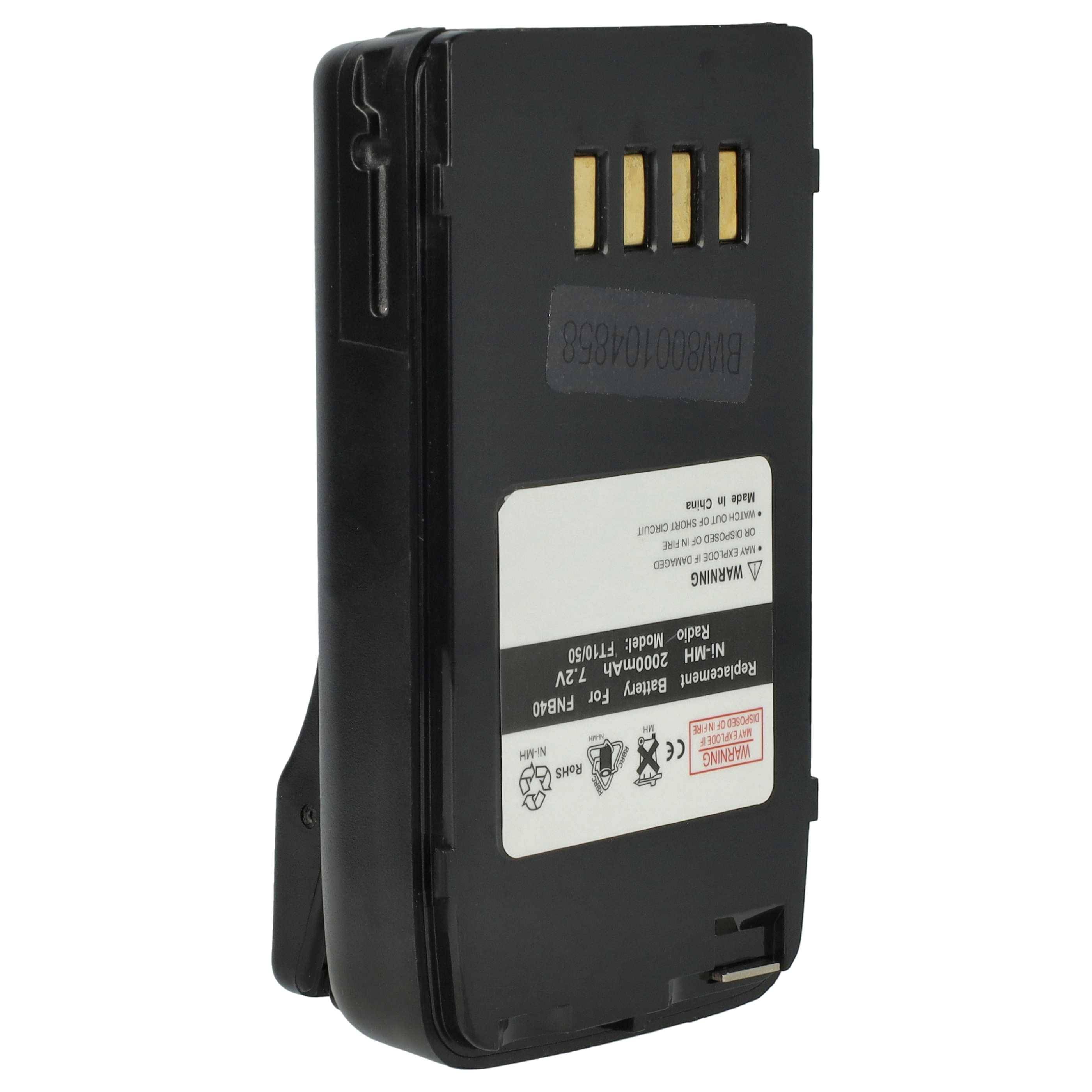 Ein schwarzer wiederaufladbarer Batteriepack mit Goldkontakten und Modellinformationen auf dem Etikett. Konzipiert für elektronische Geräte.