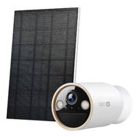 Eine weiße Überwachungskamera mit schwarzem Objektiv, das nach vorne zeigt, ist neben einem schwarzen Solarpanel positioniert, was auf solarbetriebene Funktionalität hindeutet.