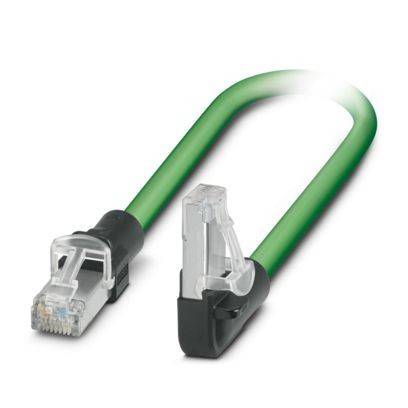 Ein grünes Ethernet-Kabel mit transparenten Anschlüssen an beiden Enden ist zu einer lockeren Schleife aufgewickelt und vor weißem Hintergrund angeordnet.