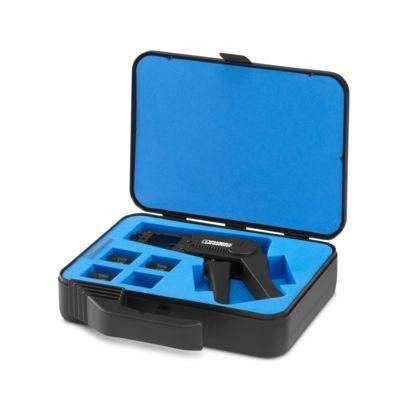 Ein schwarzer Werkzeugkoffer mit blauem Innenraum enthält ein Gerät und mehrere Zubehörteile, die ordnungsgemäß in einzelnen Fächern organisiert sind.