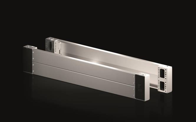 Ein langer, silberner, rechteckiger Regalträger mit sichtbaren Halterungen an beiden Enden, vor einem dunklen Hintergrund, der ein schlankes, modernes Design präsentiert.