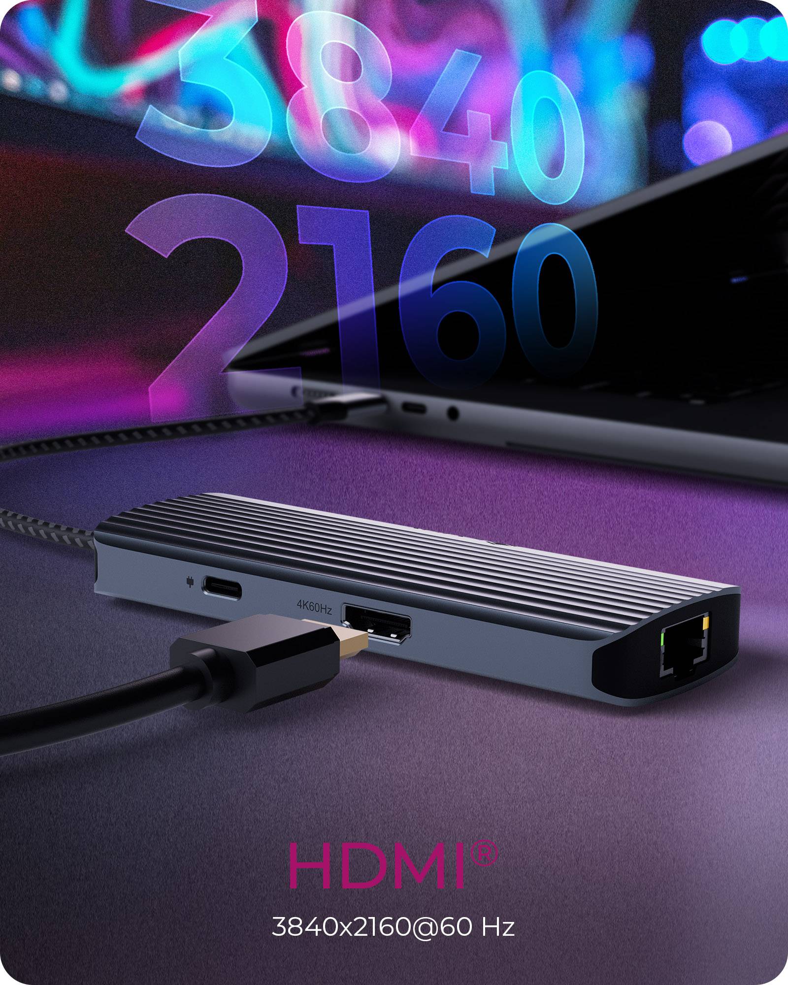 USB-C-Hub-Dockingstation verbunden mit einem Laptop, wobei auf dem Bildschirm der Text „3840