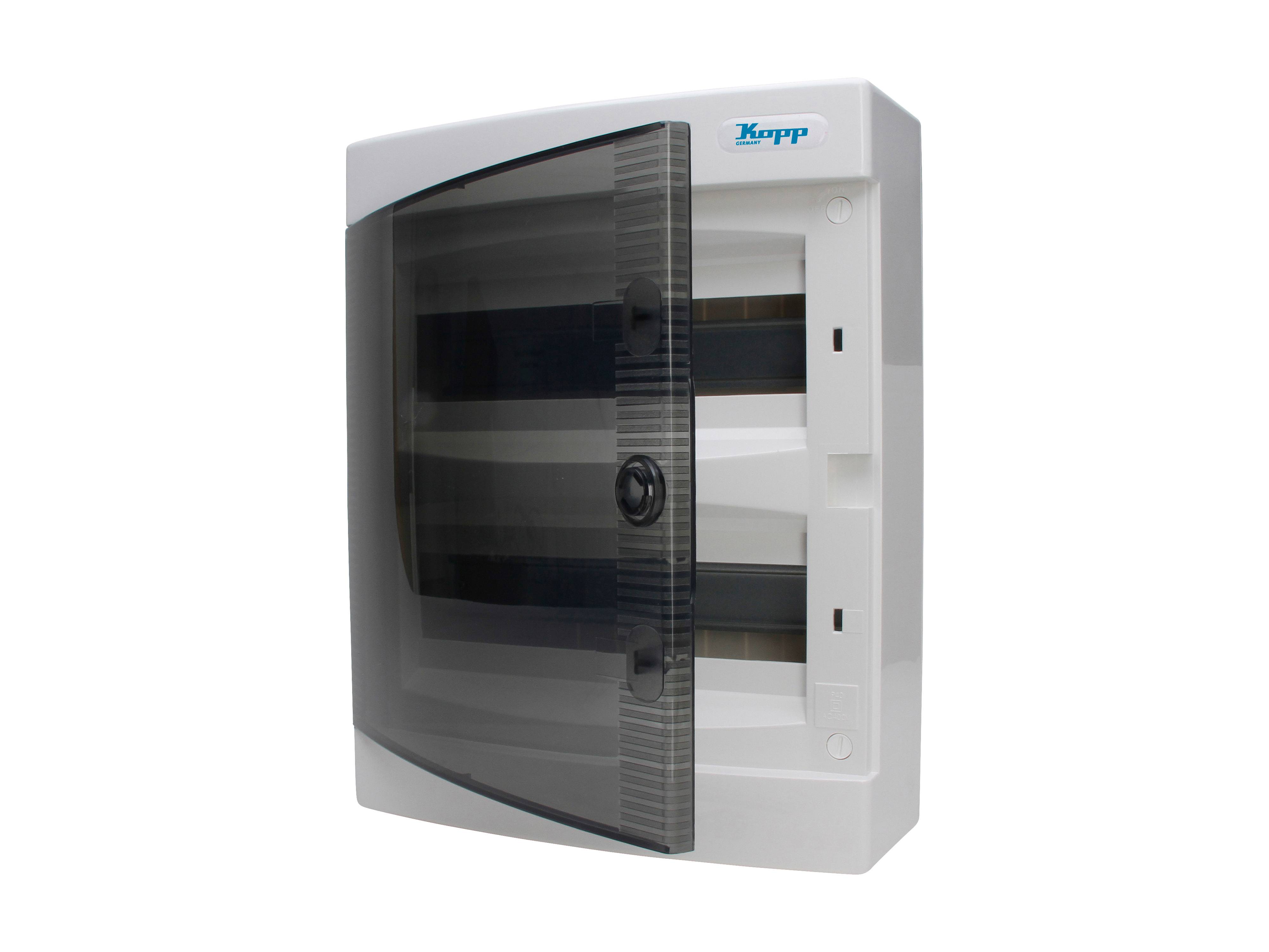 Weiße Elektroverteilerdose mit schwarzer transparenter Tür auf weißem Hintergrund.