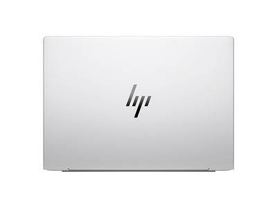Ein geschlossenes silberfarbenes Laptop von oben betrachtet, mit einem minimalistischen Logo in der Mitte des Deckels.
