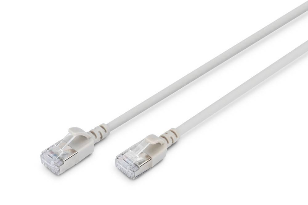 Zwei weiße Ethernet-Kabel mit RJ-45-Steckern, vor einem weißen Hintergrund platziert, die die durchsichtigen Plastikgehäuse der Stecker deutlich zeigen.