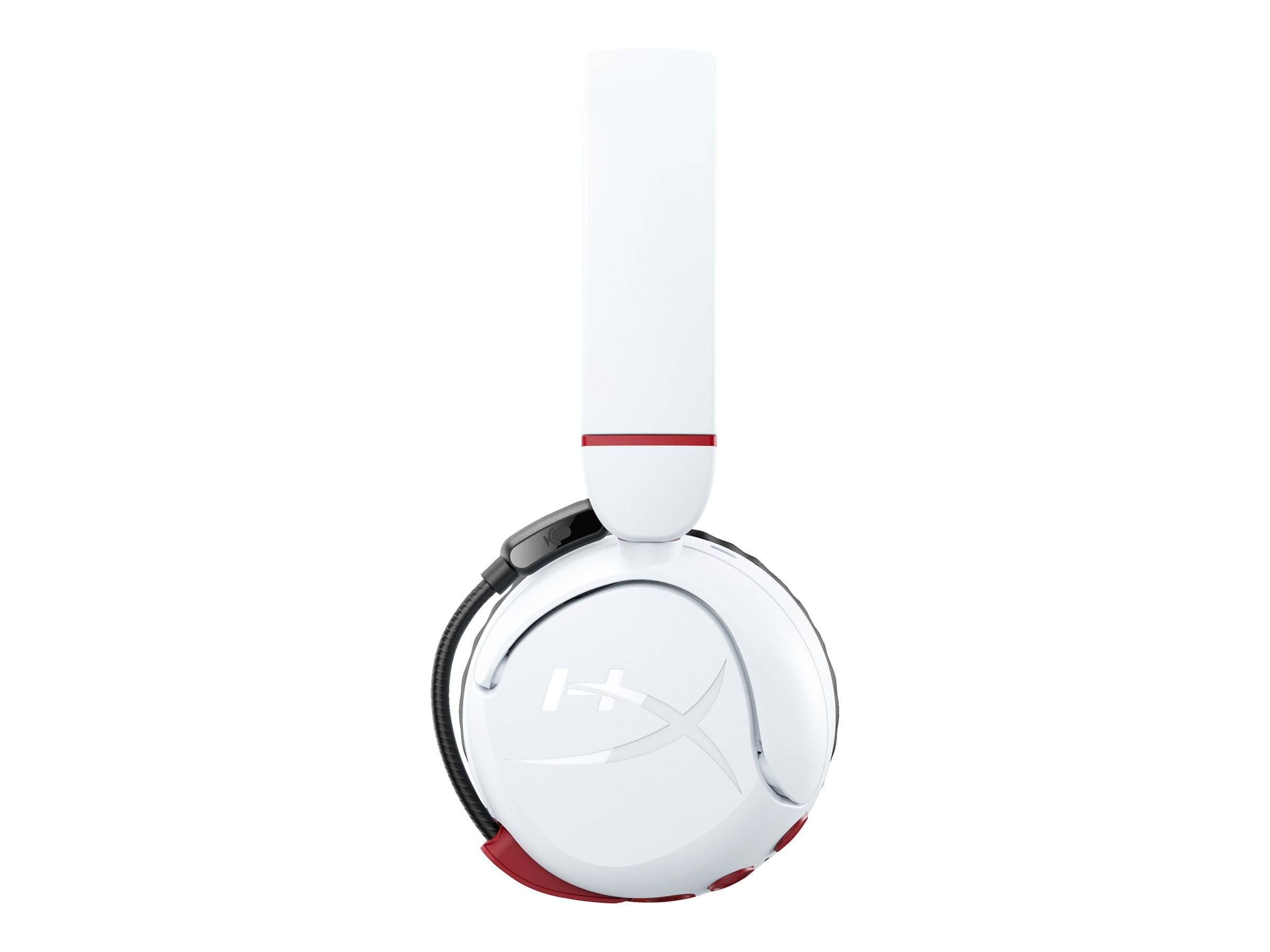 Ein weißes Gaming-Headset mit einem schwarzen Kabel und roten Akzenten, auf dessen Ohrmuschel das HyperX-Logo zu sehen ist, aus der Seitenansicht mit angehobenem Mikrofon.