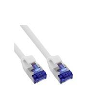 Zwei weiße Ethernet-Netzwerkkabel mit blauen RJ45-Steckern nebeneinander auf einfarbigem Hintergrund dargestellt.